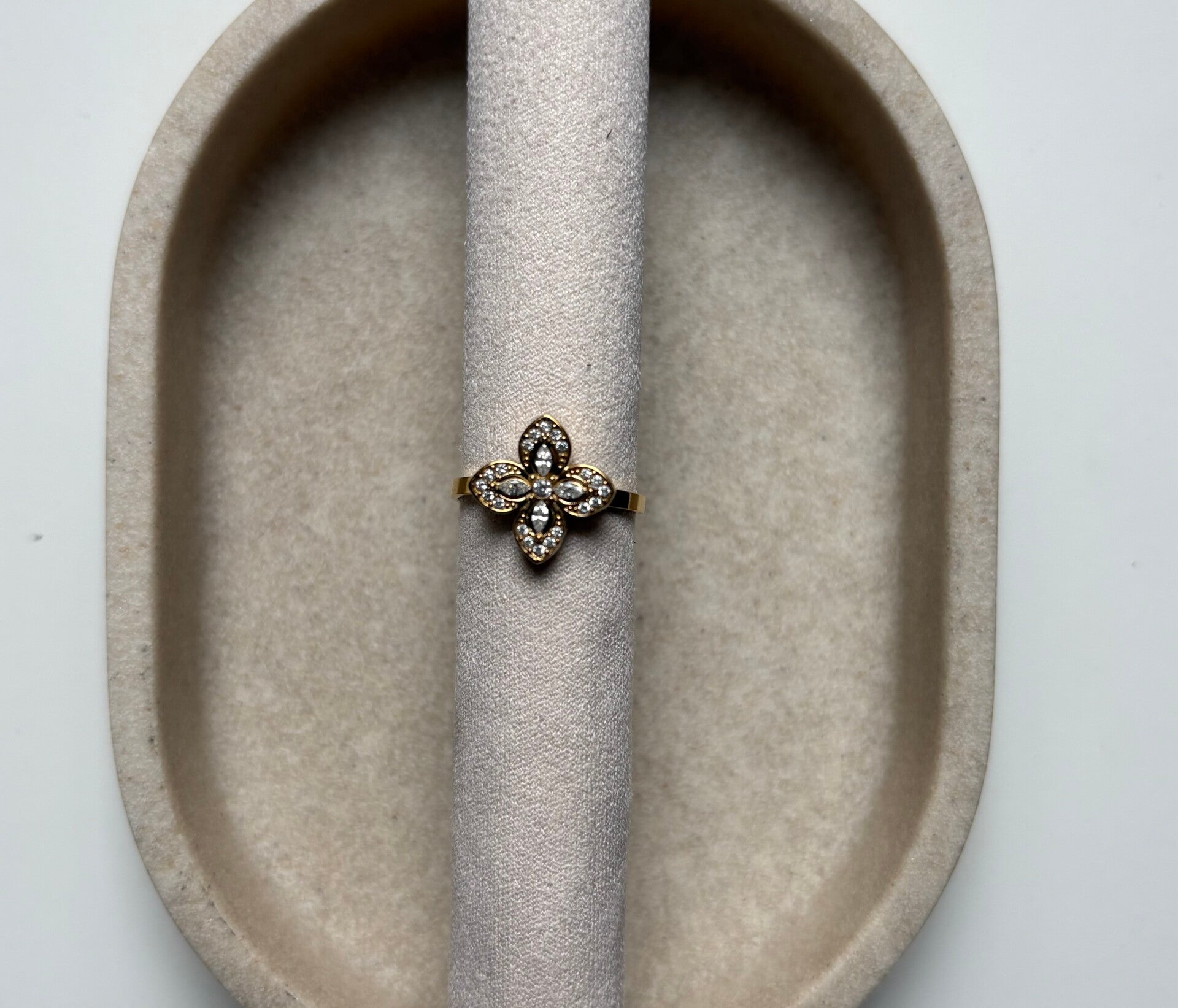 Ring Holly