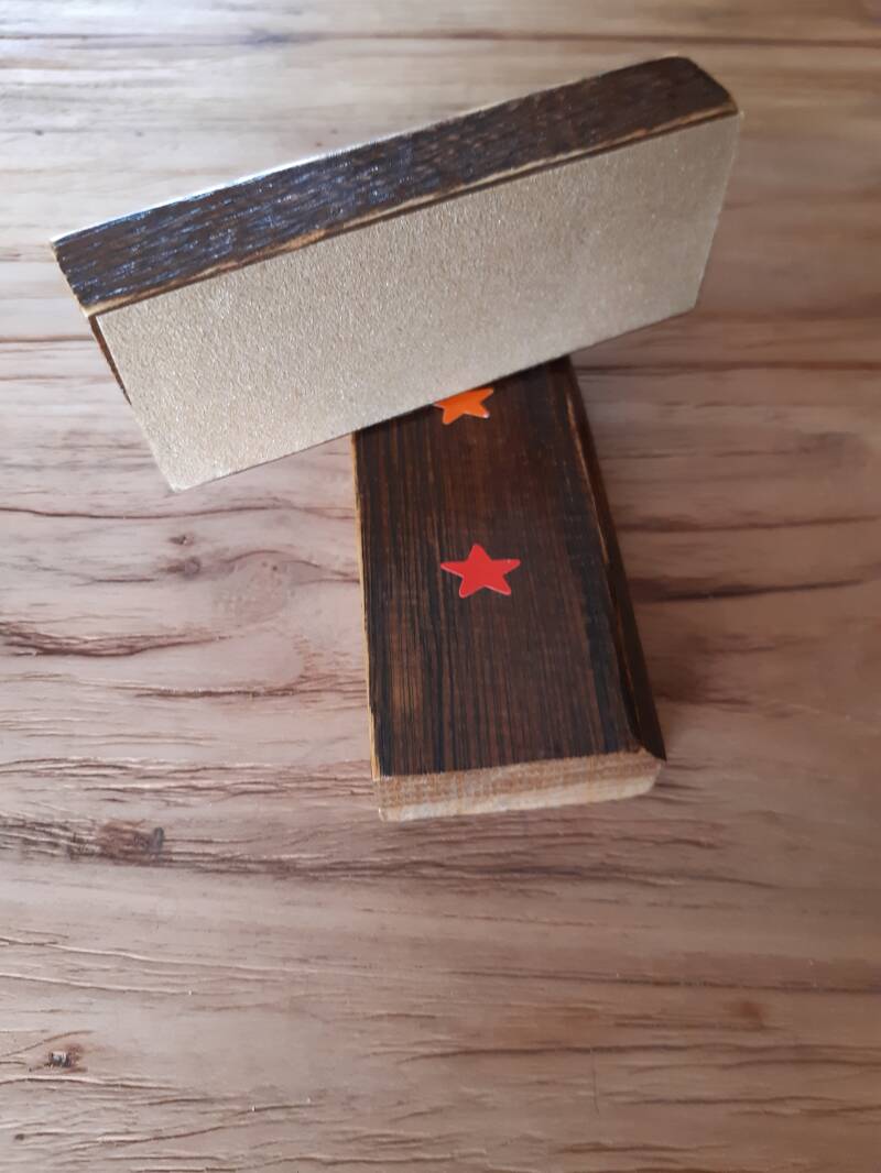 schuurpapier, blokjes, geluiden, muziek, muziekinstrumenten maken met kinderen, peuters, kleuters, lawaai maken mag