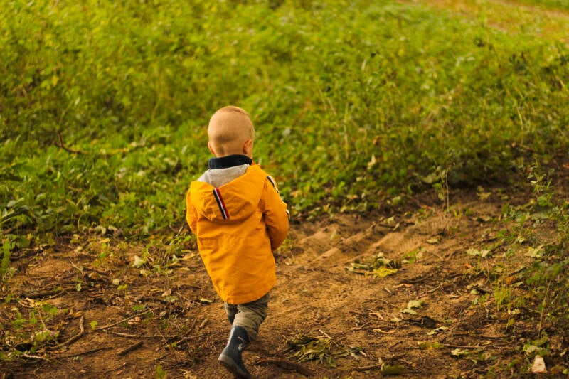 laarzen aan en wandelen maar, samen met peuters, kleuters, kinderen, buiten is het fijn