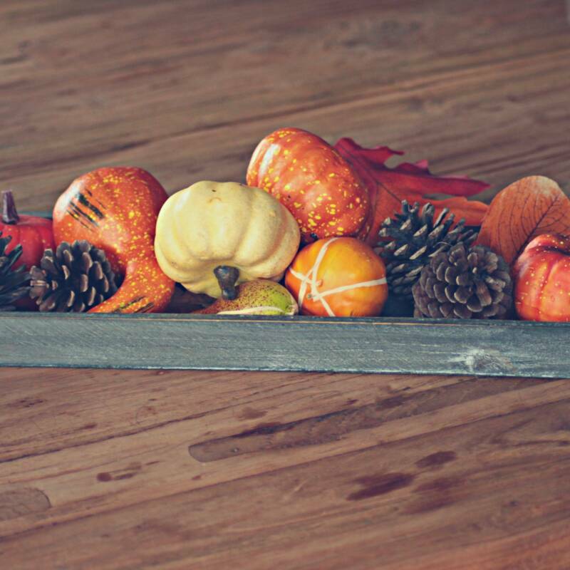 herfstdecoratie met tweejarige peuter