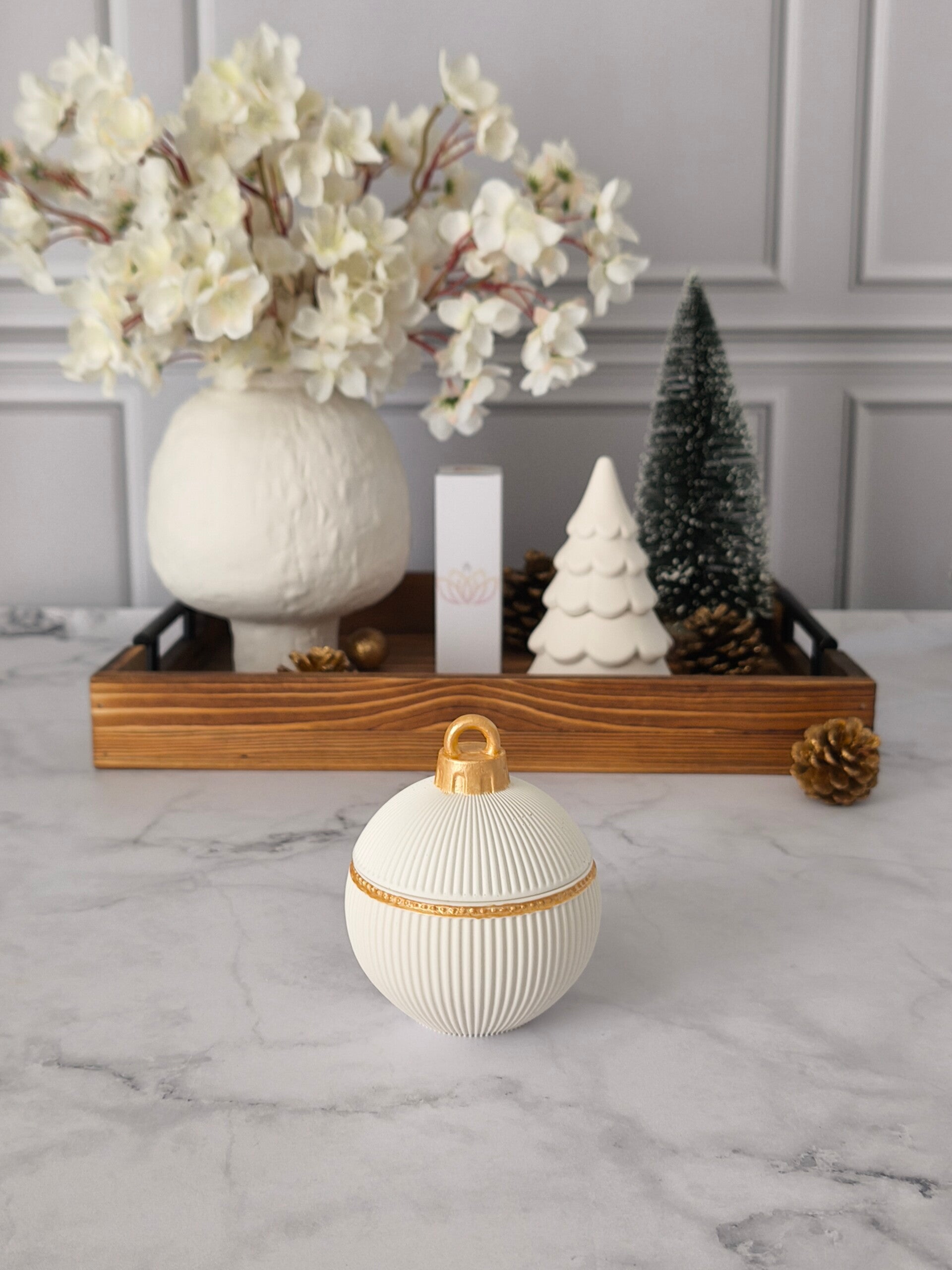 Bougie "boule de Noël" parfumée / contenant réalisé à la main