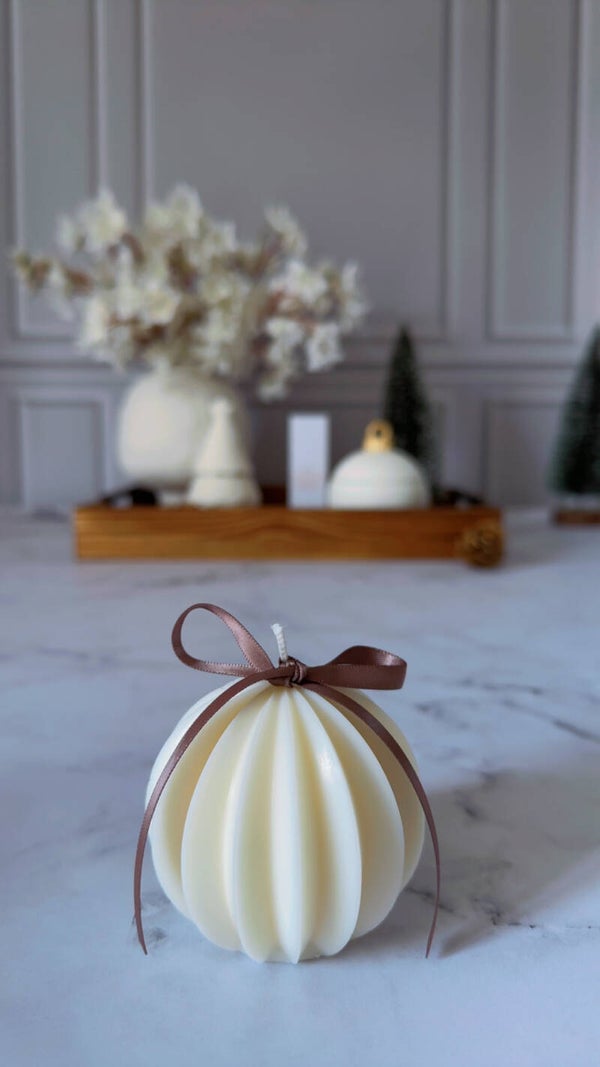 Bougie moulée parfumée boule de Noël