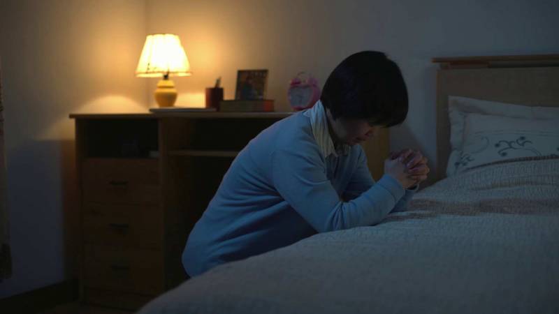 Op dat moment wist ik niet wat ik moest doen. Toen ik de telefoon neerlegde, richtte ik me snel tot God ​​en bad: “God! Mijn dochter heeft een hersenbloeding gehad in Thailand en heeft een operatie nodig. U weet dat ik maar klein van gestalte ben en ik we