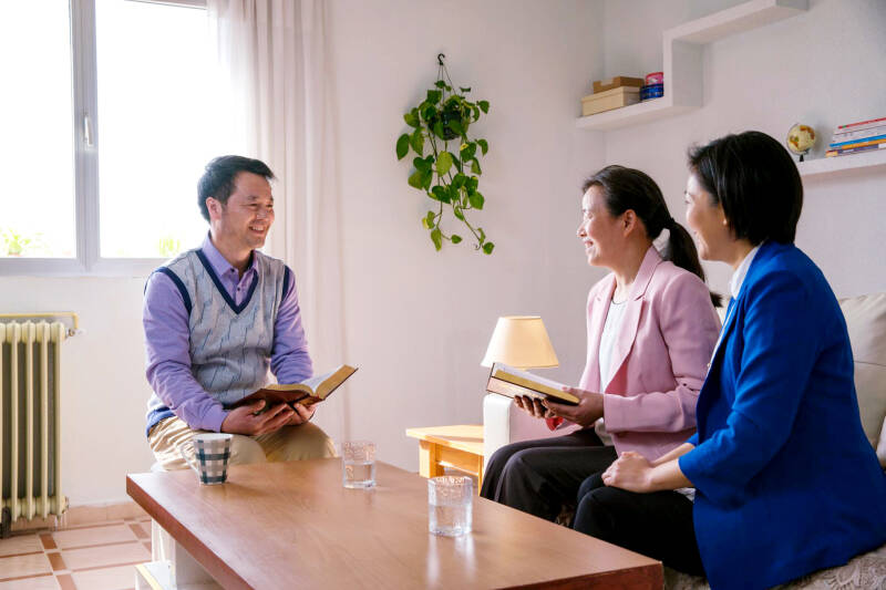  Toen God de eerste keer vlees werd en incarneerde als de Heer Jezus om Zijn werk van verlossing te verrichten, werd Hij veroordeeld en vervolgd door de joodse leiders en de Romeinse autoriteiten en werd Hij uiteindelijk aan het kruis genageld. God is in 