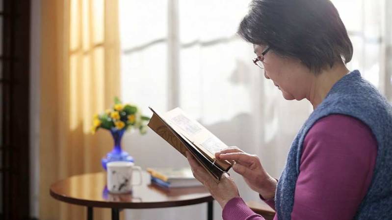 Tijdens mijn kwelling herinnerde ik me Gods woorden: “Terwijl ze beproevingen ondergaan, is het normaal dat mensen zwak zijn, of negativiteit in zich hebben, of dat ze geen duidelijkheid hebben over Gods wil of hun pad om te praktiseren. Maar in ieder gev