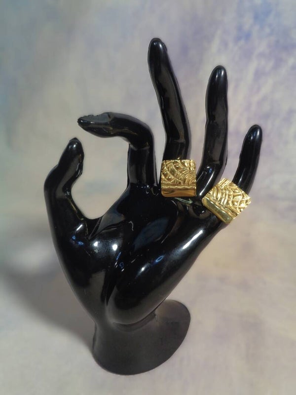 PA834 : Clips signés