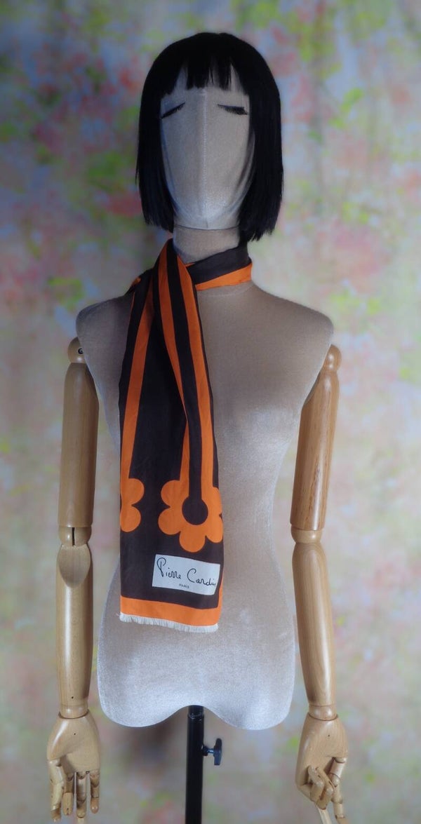 PA668 : Foulard Pierre Cardin 70's
