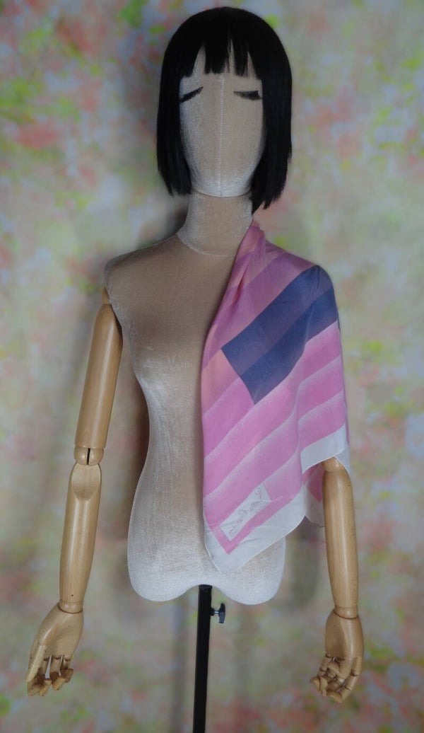 PA669 : Carré Pierre Cardin 80's
