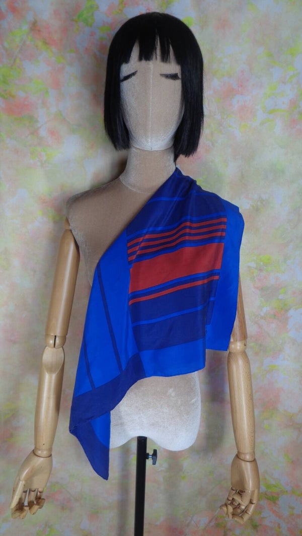 PA666 : Carré Pierre Cardin 80's