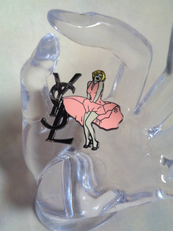 PA933 : Pin's Yves Saint Laurent