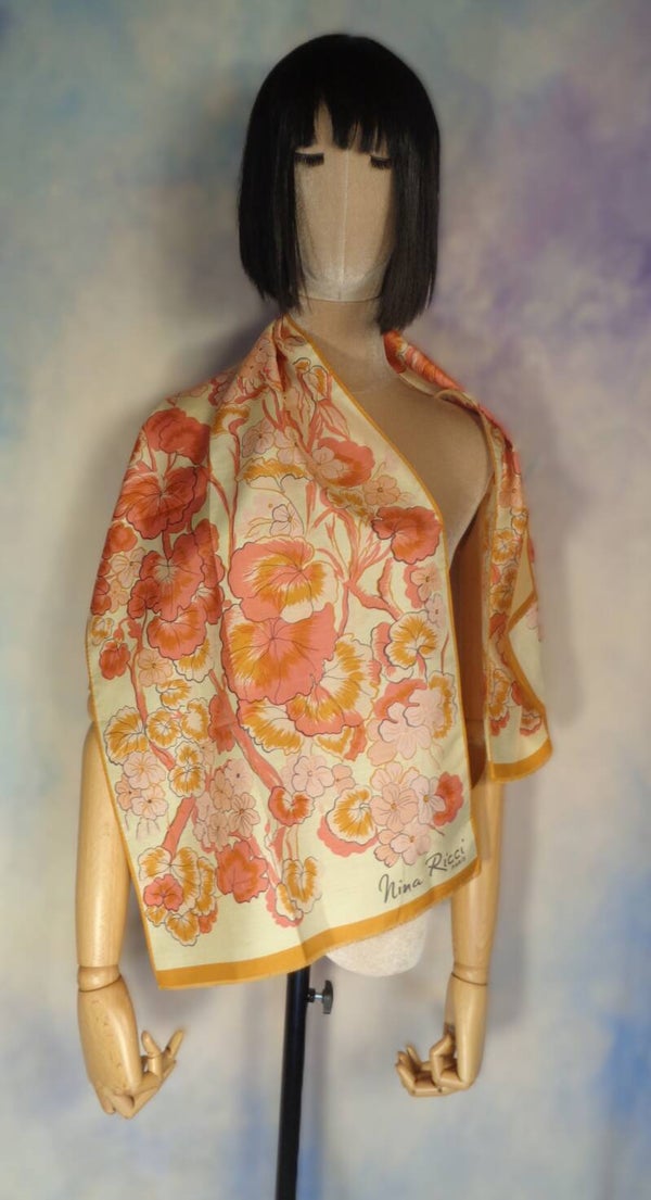 DA310 : Foulard Nina Ricci