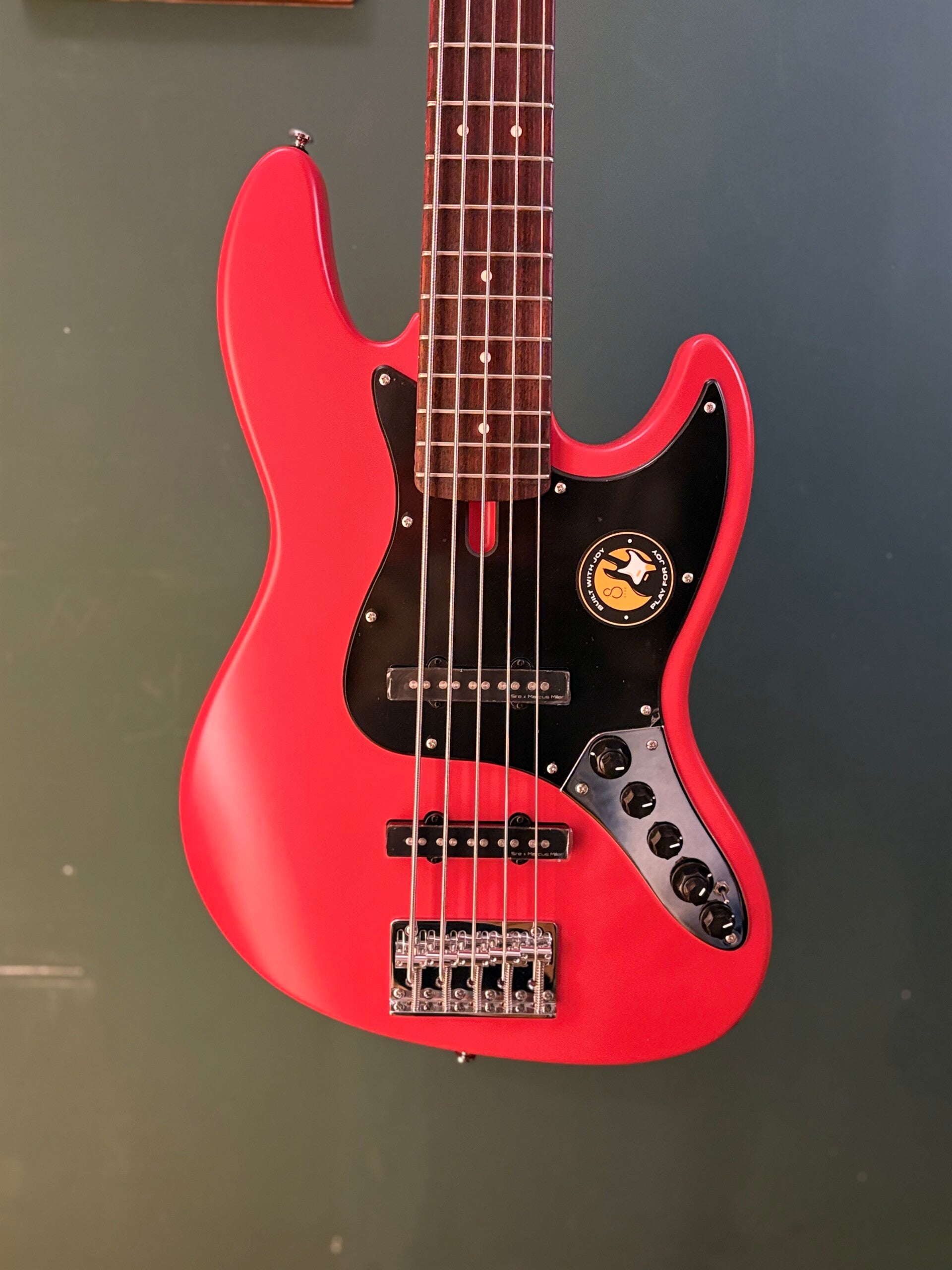 Sire Basses V3+ 5/RS Red Satin Active Basgitaar