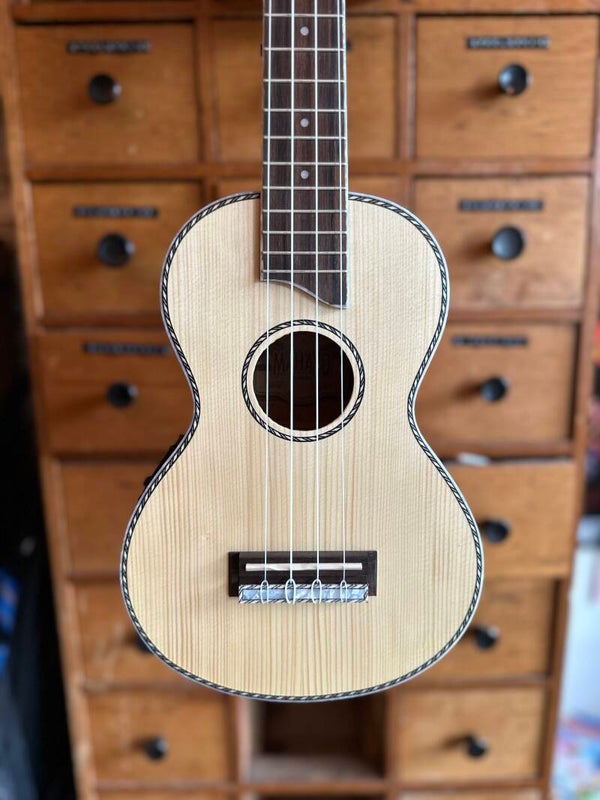 MP2E |Mahalo Pearl Series solid top concert ukulele