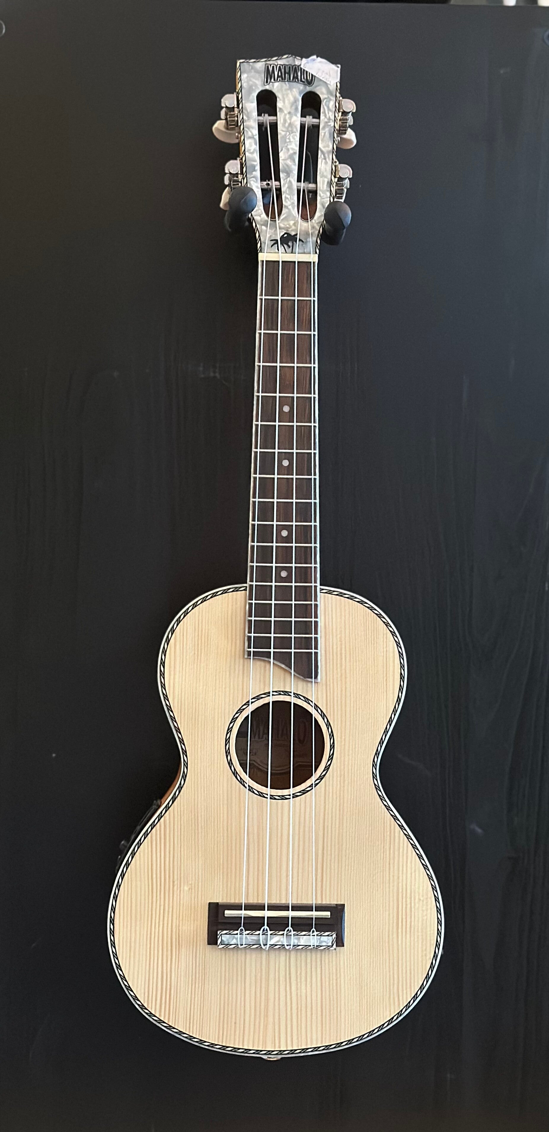 MP2E |Mahalo Pearl Series solid top concert ukulele