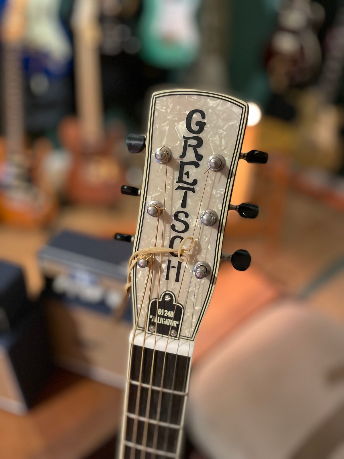 Gretsch Aligator Resonator USED Guitars & Beans Leiden
