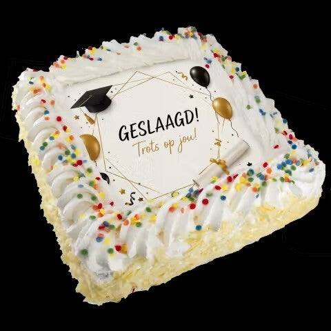 Vierkante slagroomtaart met feestelijke geslaagd-print, confetti en decoratieve ballonnen