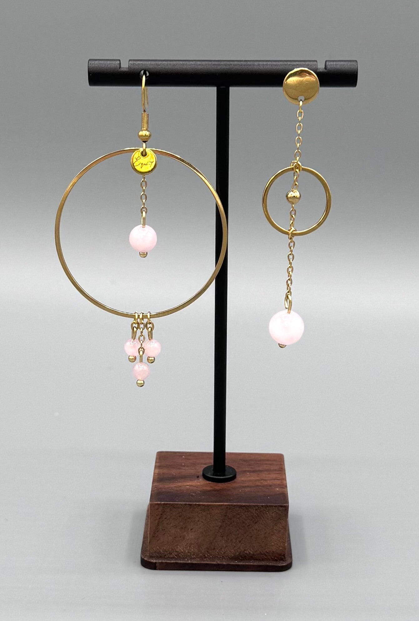 Boucles d’oreilles asymétriques dorées avec pierres de quartz rose