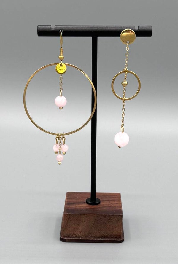 Boucles d’oreilles asymétriques dorées avec pierres de quartz rose