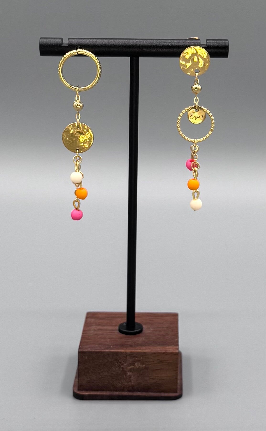 Boucles d'oreilles dorées / fuschia et corail
