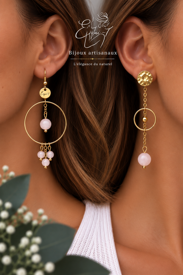 Boucles d’oreilles asymétriques dorées avec pierres de quartz rose