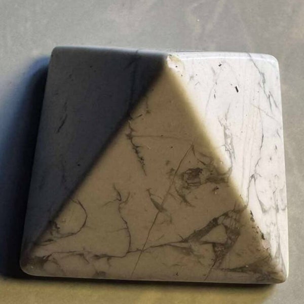 PYRAMIDE HOWLITE
