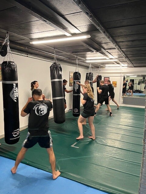 Kickboxers aan het trainen op de zakken bij Fight Factory in Dokkum
