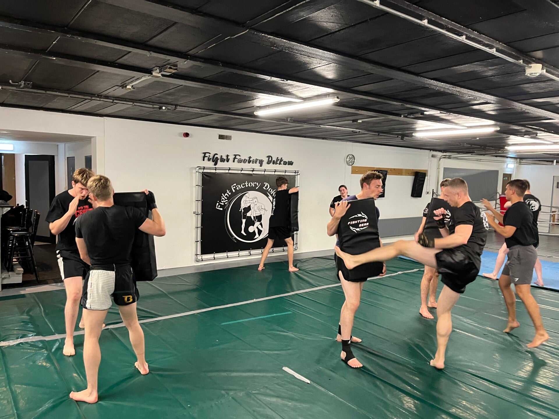 Leden van de Fight Factory Dokkum met de warming up.