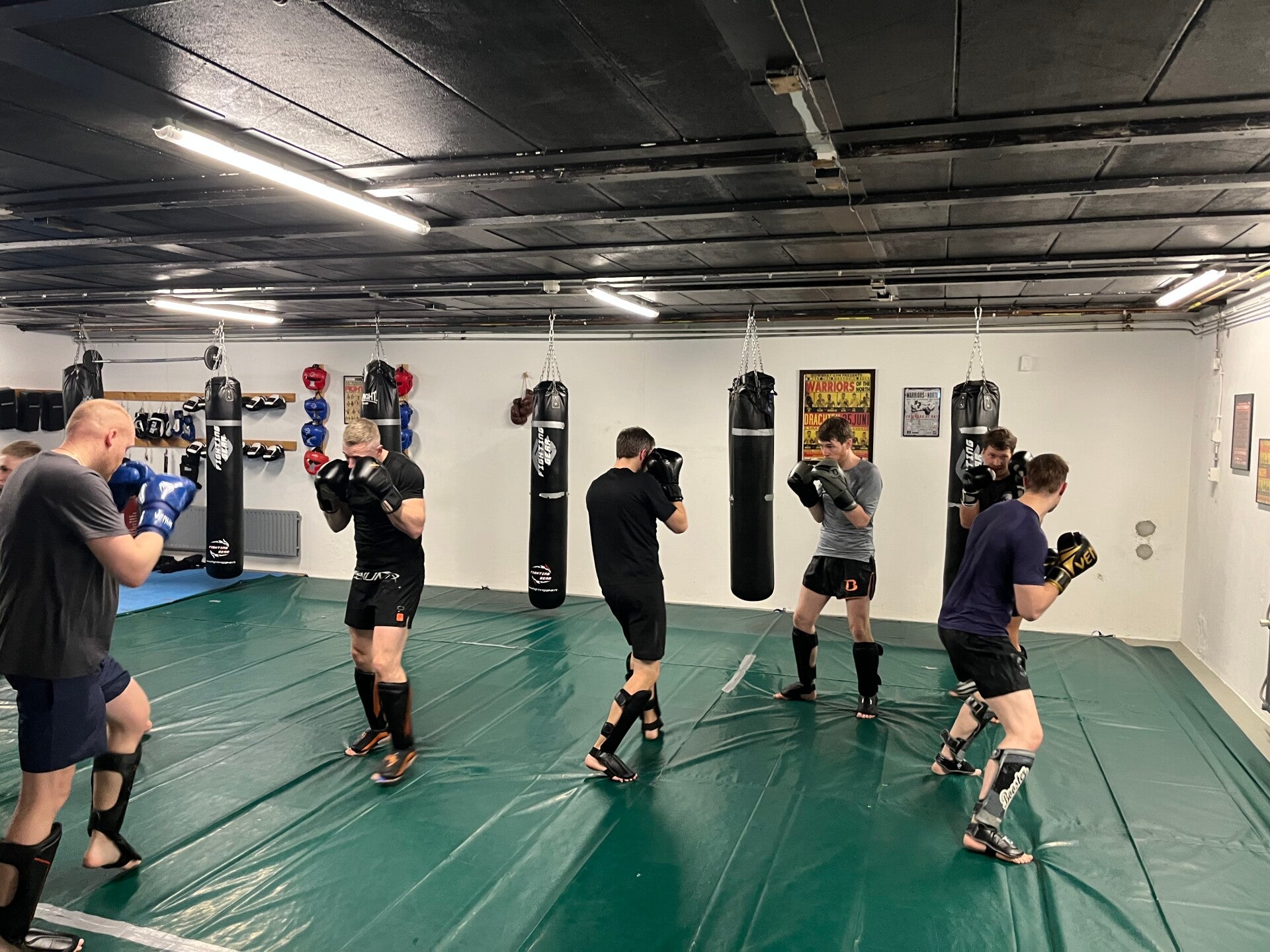 Leden van de Fight Factory Dokkum met sparren.