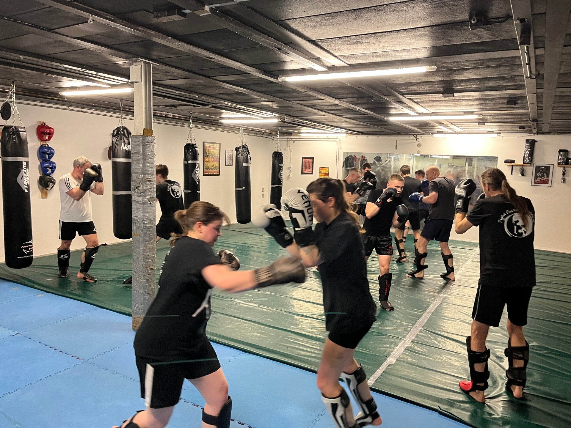 Leden van de Fight Factory Dokkum bezig met combinaties maken.