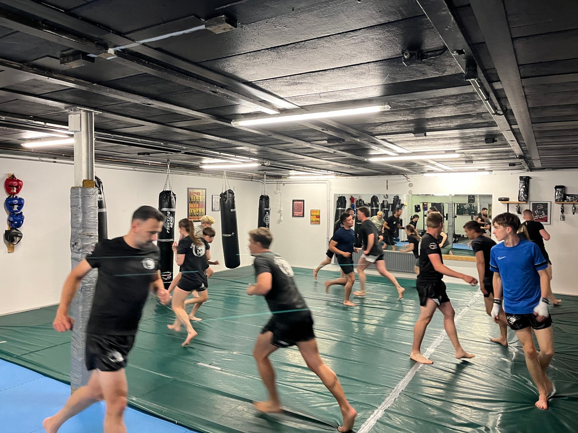 Leden van Fight Factory Dokkum bezig met de warming up.