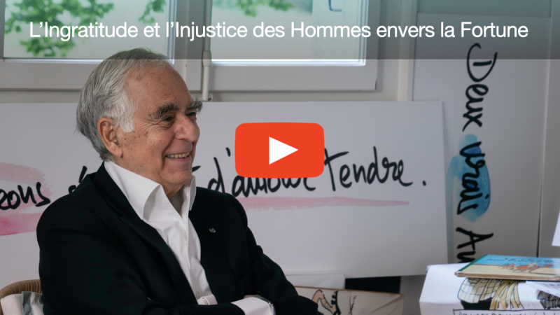 photo de l'écrivain Metin Arditi tout sourire dans l'atelier de Fiami