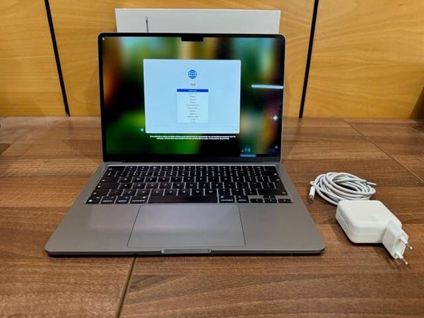 MacBook Air 13,6", Slightly Used