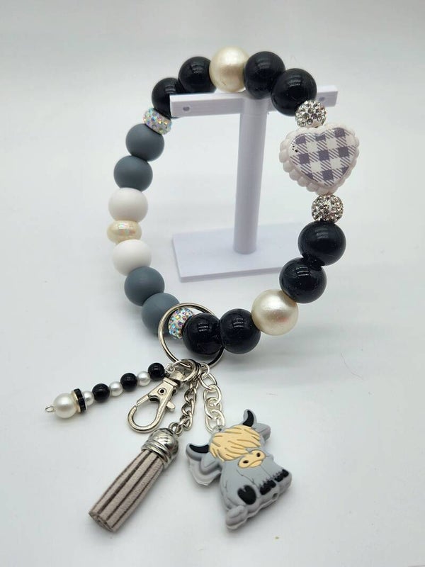 Highland Cow Beaded Wristlet Keychain – Neutral Plaid & Pearl Silicone Key Ring Bracelet