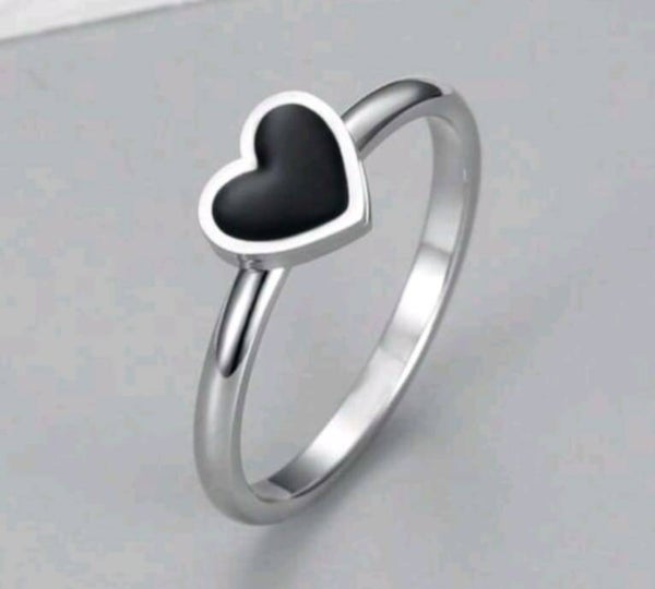 Ring med svart hjärta
