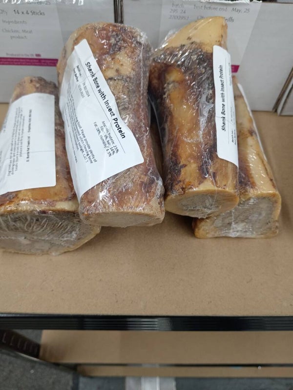 Natural treats - Shank bone filled with insect protein