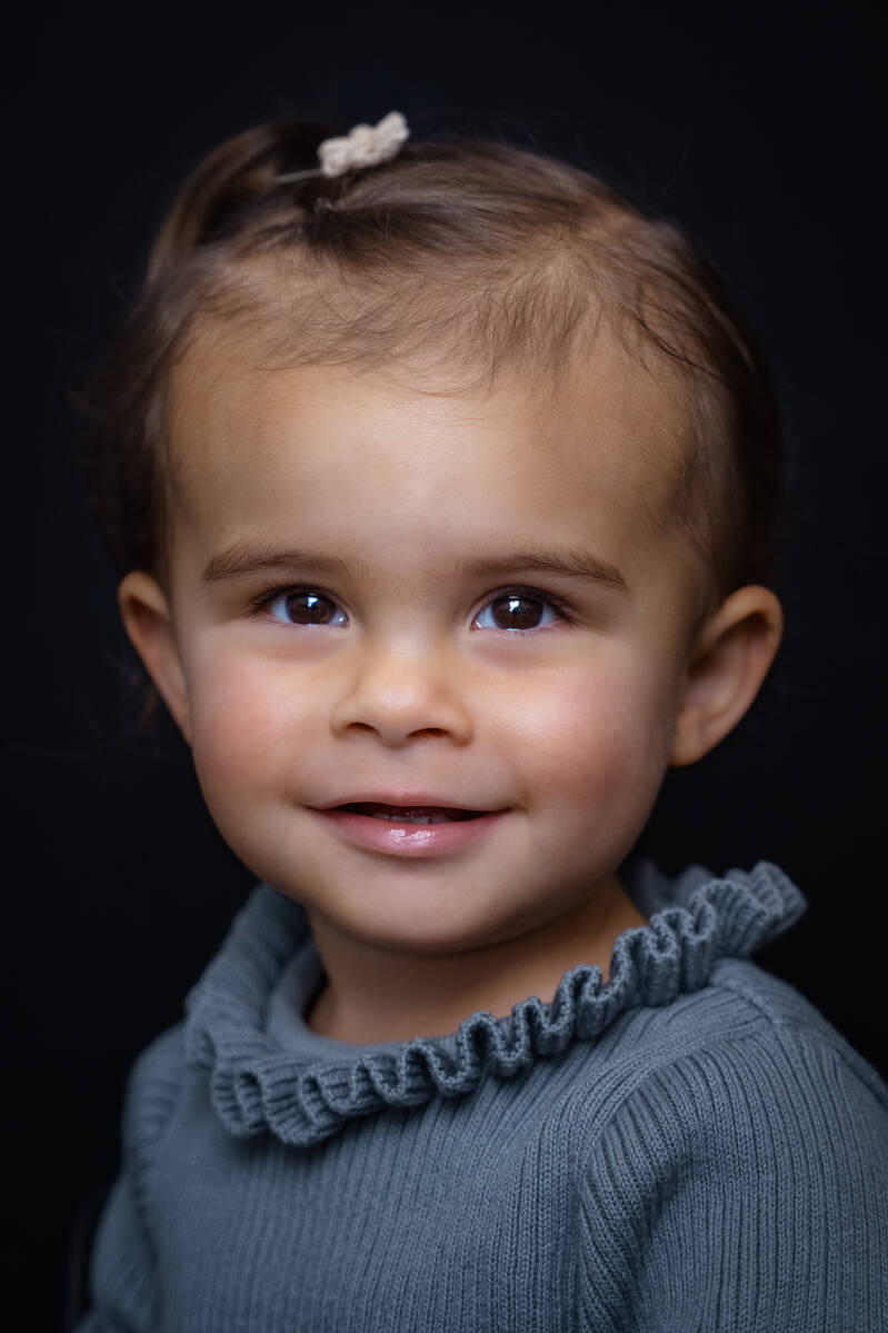 Kind portret foto meisje zwarte of witte achtergrond 