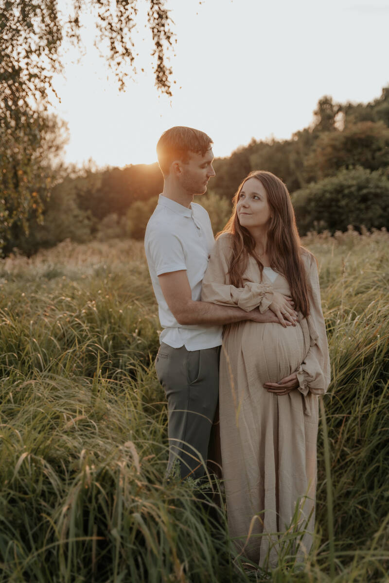 zwangerschapsshoot zwanger stel golden hour natuur