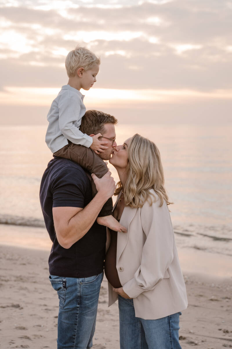 zwangerschapsshoot zwanger stel golden hour natuur