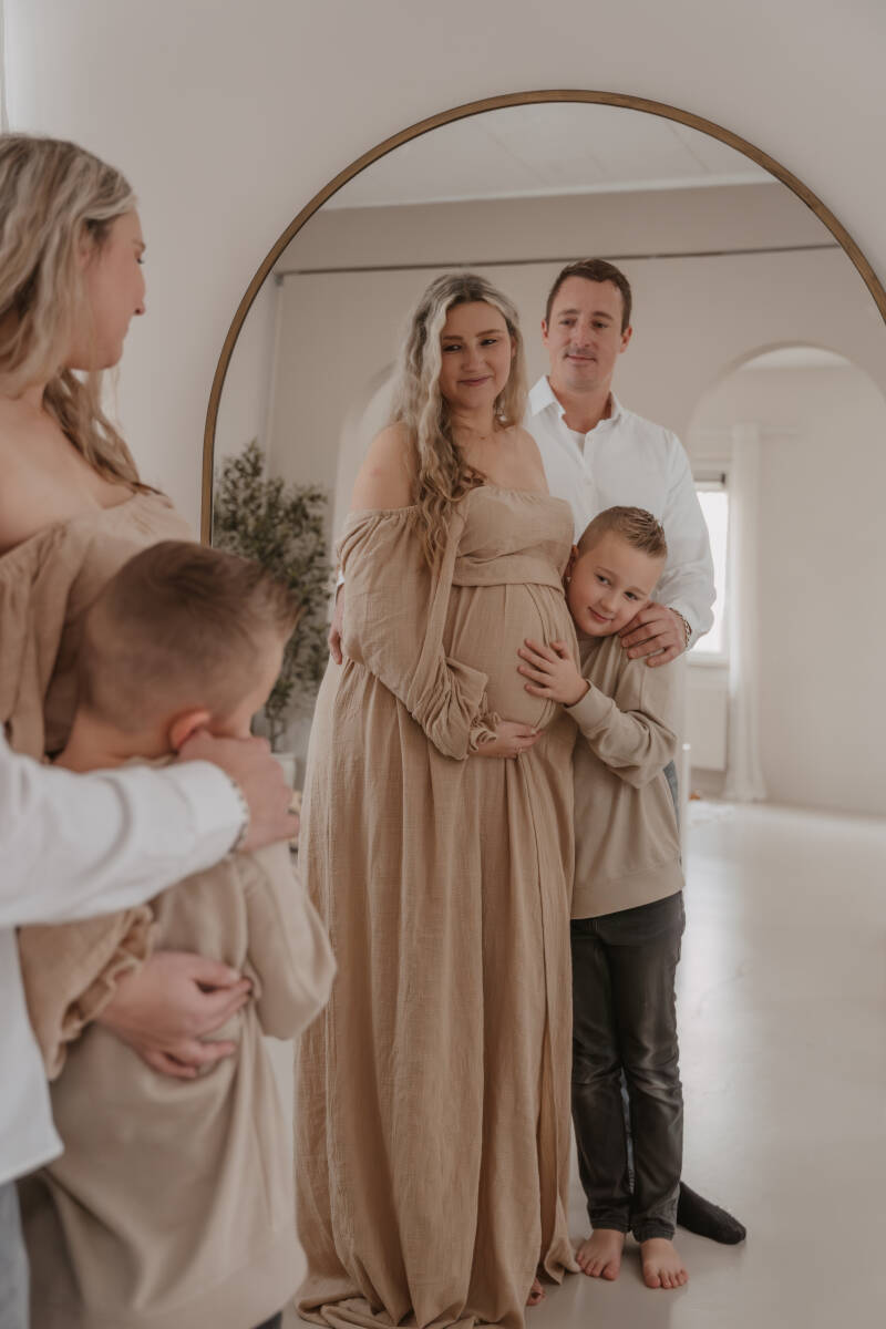 Zwangerschapsshoot gezin beige binnen 