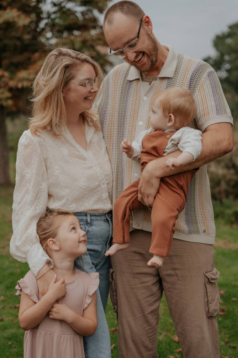 Gezinsshoot gezin baby kind samen duinen bos strand natuur spelen lol lachen genieten