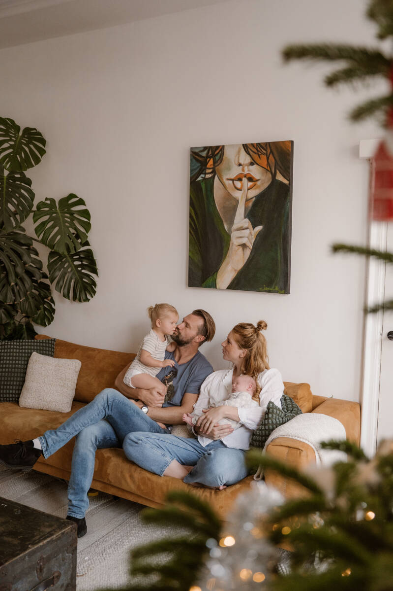 Newbornshoot gezin slaapkamer bed thuis baby handen details warm