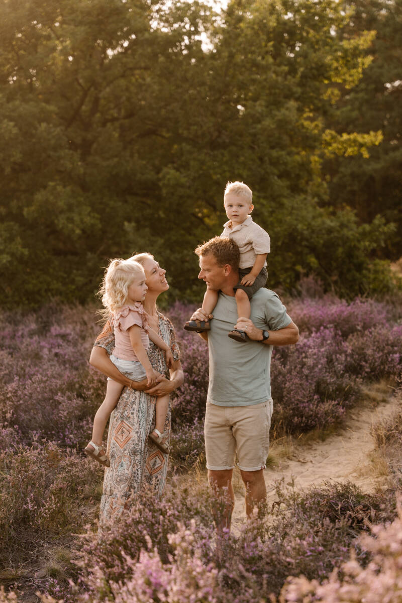 Gezinsshoot gezin baby kind samen duinen bos strand natuur spelen lol lachen genieten