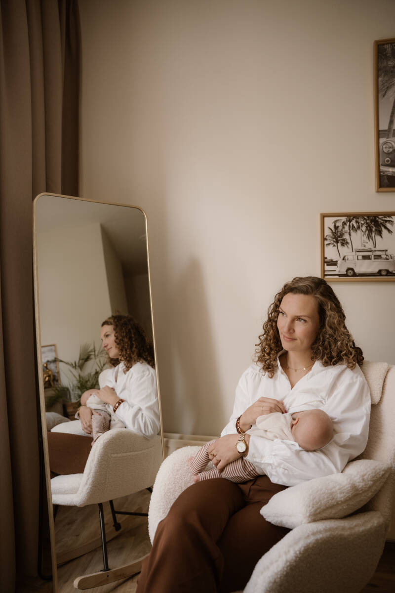 Newbornshoot gezin slaapkamer bed thuis baby handen details warm