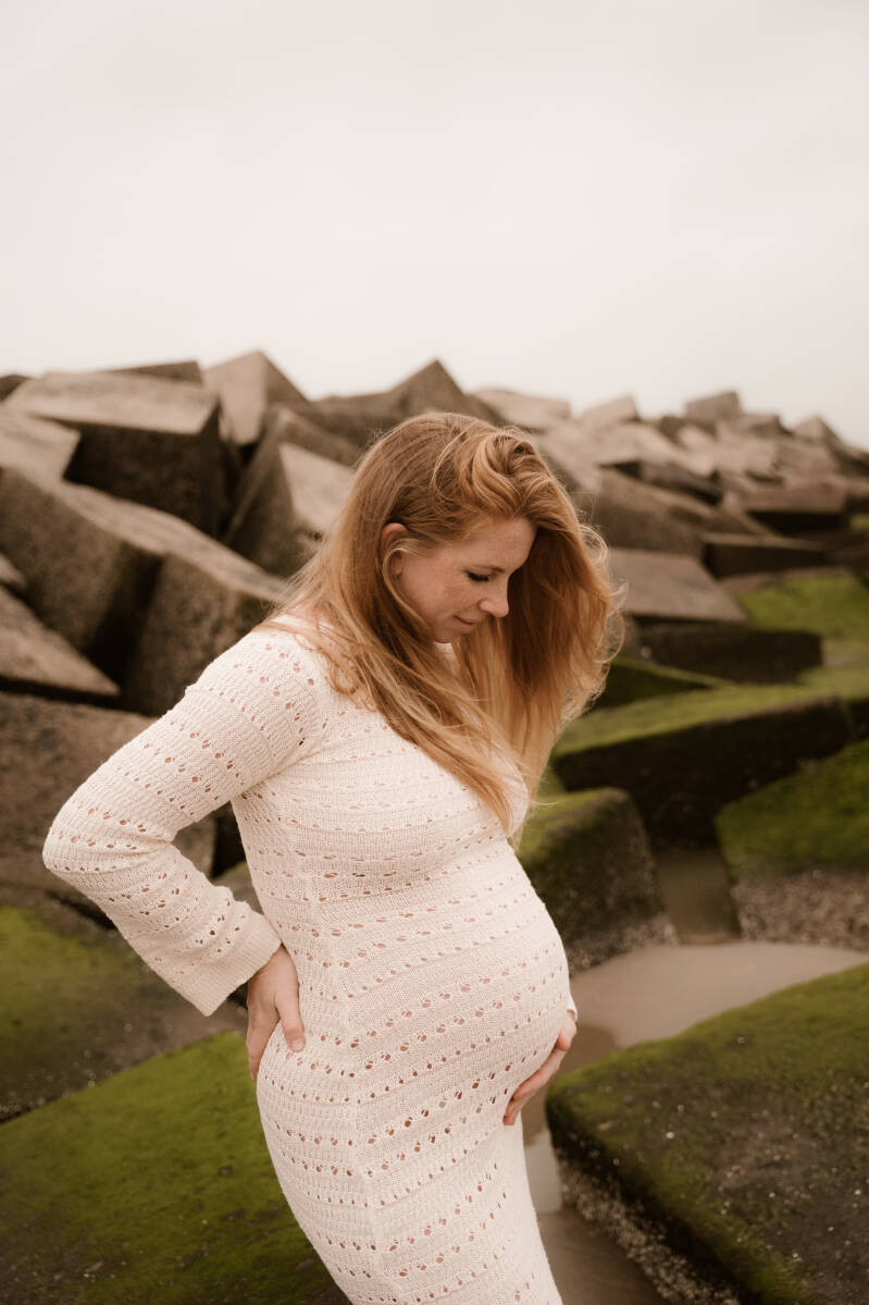 zwangerschapsshoot zwanger stel golden hour natuur
