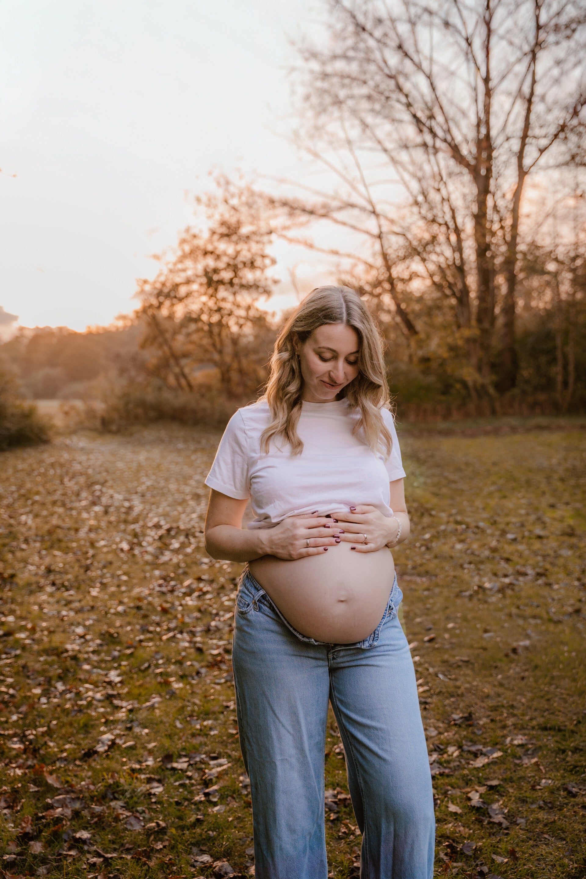 zwangerschapsshoot zwanger stel golden hour natuur