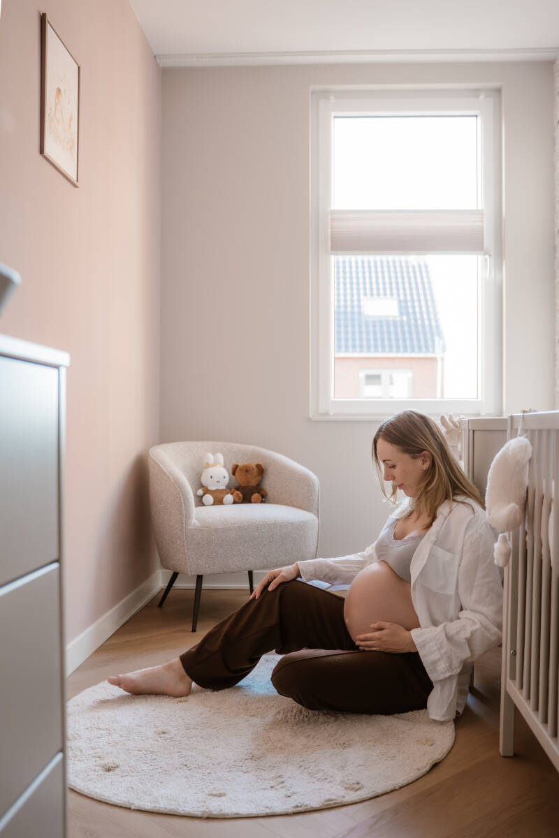 zwangerschapsshoot zwanger stel golden hour natuur