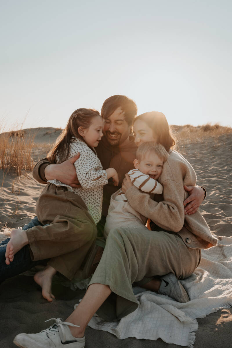 Gezinsshoot gezin baby kind samen duinen bos strand natuur spelen lol lachen genieten