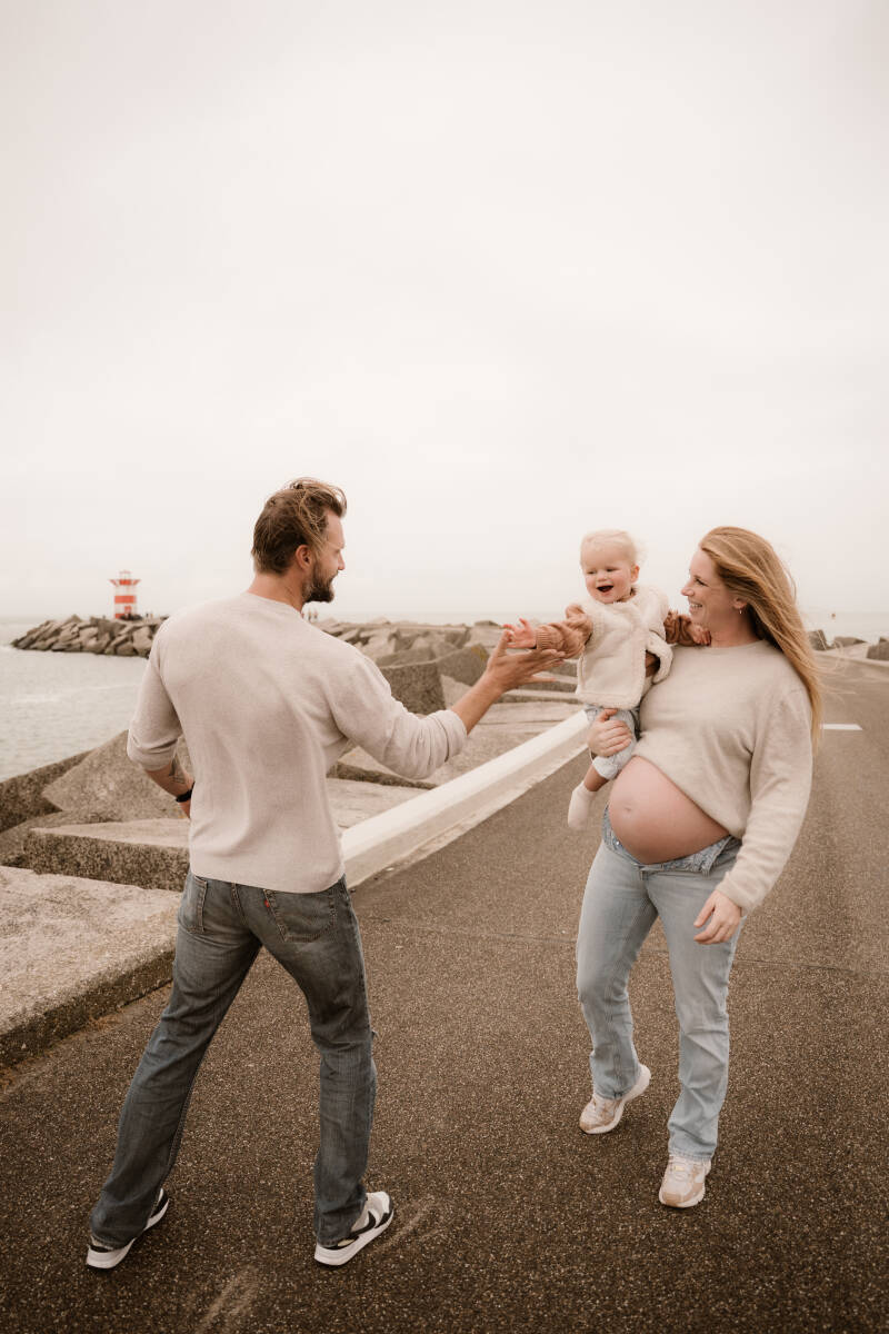 zwangerschapsshoot zwanger stel golden hour natuur