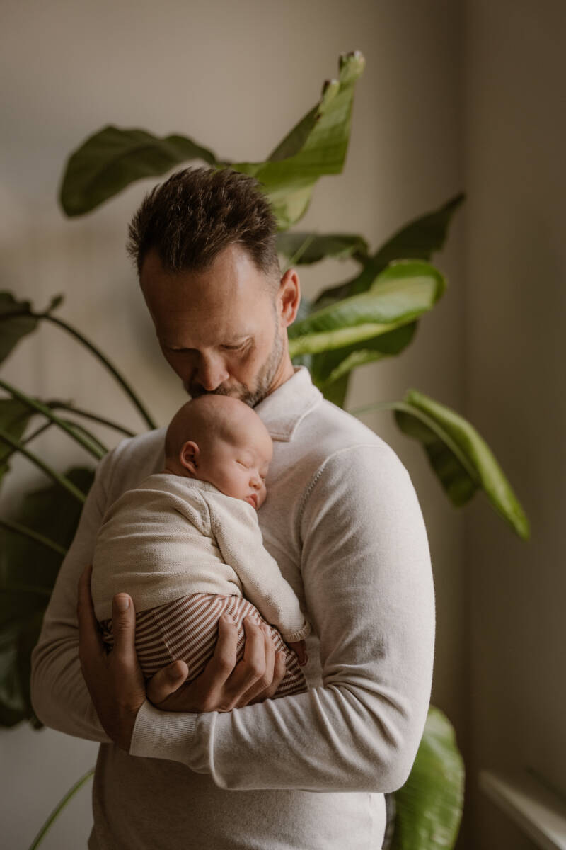 Newbornshoot gezin slaapkamer bed thuis baby handen details warm