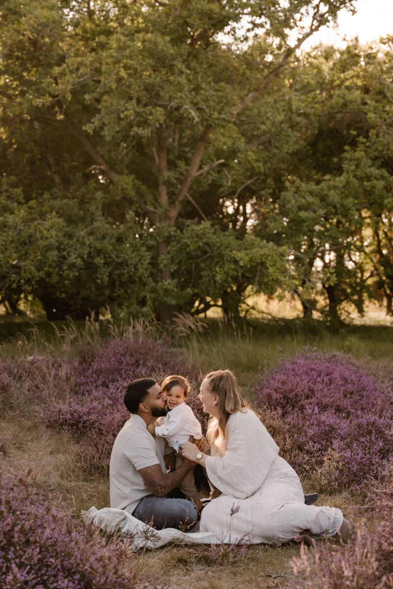 Gezinsshoot gezin baby kind samen duinen bos strand natuur spelen lol lachen genieten